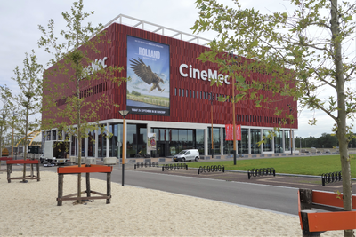 853493 Gezicht op de bioscoop CineMec (Berlijnplein 100) te Utrecht.